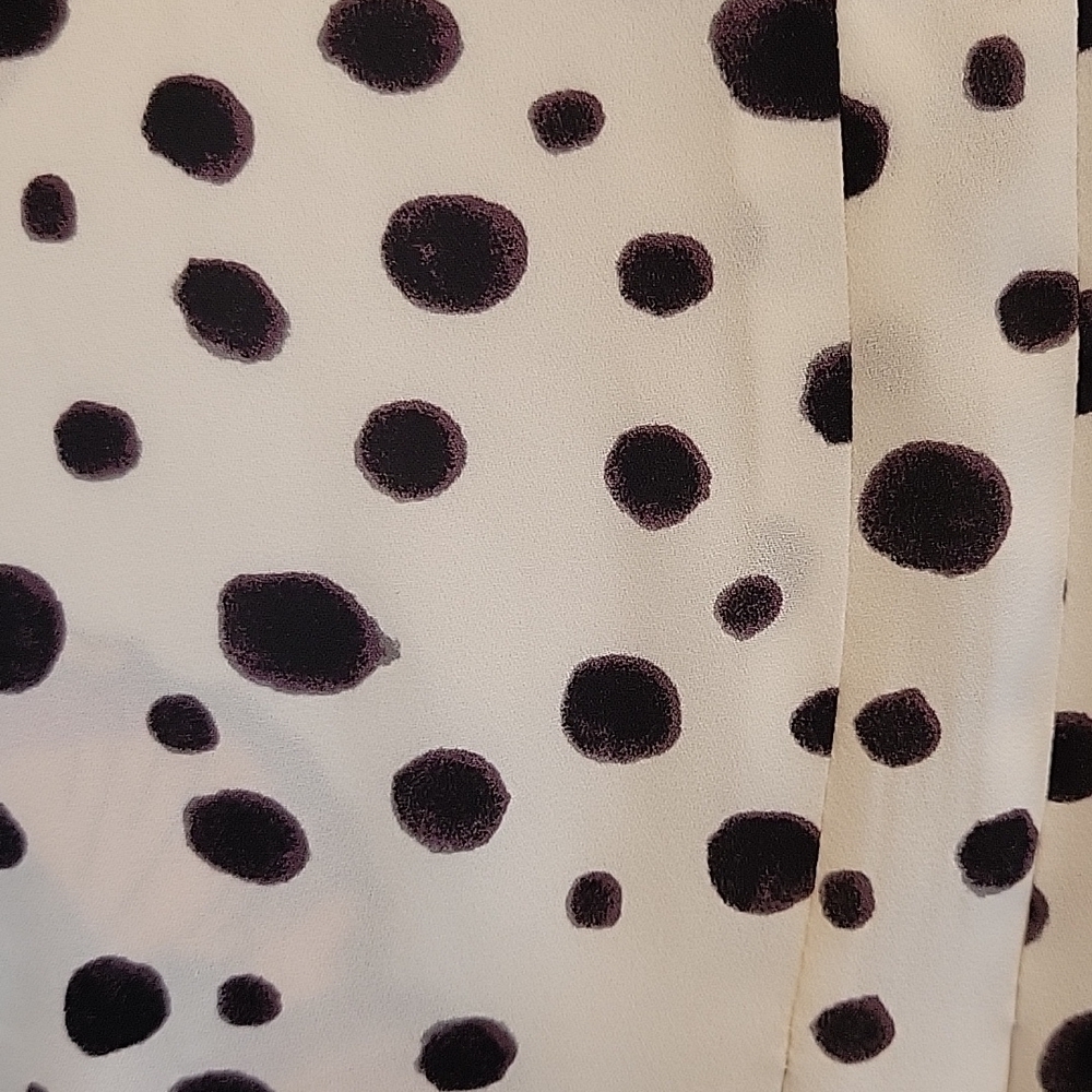 Loft black and white spotted sleeveless blouse.  Size is Small - Picture 4 of 8